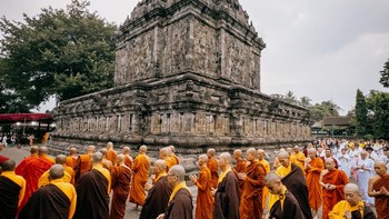 Prosesi Paradaksina mengelilingi Candi Mendut sebanyak tiga kali. Foto: Ulet Ifansasti