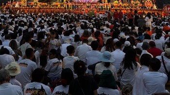 Keindahan perayaan Waisak Borobudur. Ulet berhasil mengabadikan karamaian pengunjung, perpadu dengan panggung utama, siluet candi dan langit petang. Foto: Ulet Ifansasti
