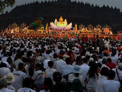 Menangkap Keindahan Waisak Borobudur Pakai iPhone