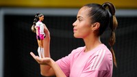 Mattel menyoroti panutan olahraga wanita menjelang Olimpiade Paris. Mattel meluncurkan boneka bintang olahraga pada Rabu (22/5), masing-masing dengan aksesoris yang dipesan lebih dahulu. Pemain sepakbola Australia Mary Fowler mengenakan sarung tangan dan memegang bola. REUTERS/Mattel/Michael Bowles