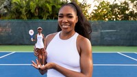 Juara Grand Slam tujuh kali Venus Williams, bonekanya mengenakan gaun tenis serba putih dan pelindung mata serta anting-anting, dilengkapi dengan raket mini. Mantan petenis nomor satu dunia itu mengatakan dia berharap dapat memotivasi gadis-gadis muda untuk berolahraga dengan boneka tersebut. REUTERS/Mattel/WME Sports Studio