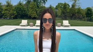 Dalam foto tersebut, Vera Wang mengenakan baju renang berwarna putih. Foto: Instagram Vera Wang
