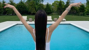 Vera Wang bergaya di kolam renang dalam unggahan terbarunya. Foto: Instagram Vera Wang