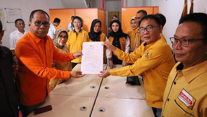 Wali Kota Makassar Mohammad Ramadhan Danny Pomanto menerima surat rekomendasi dari Hanura untuk maju di Pilgub Sulsel.