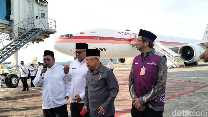 Wapres Marud Amin saat melepas keberangkatan calon jemaah haji di Bandara Sultan Iskandar Muda, Blang Bintang, Aceh Besar. (Agus Setyadi/detikcom)