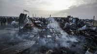 Semakin banyak yang melarikan diri setelah serangan terayar pasukan Zionis membombardir tenda pengungsi pada Minggu (26/5). (AP Photo/Jehad Alshrafi)