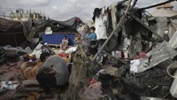 Selain itu serangan Israel juga tak pandang bulu, mengincar tempat apa pun. Termasuk rumah sakit dan kamp pengungsi. (AP Photo/Jehad Alshrafi)