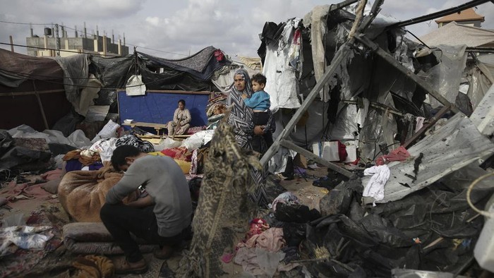 Warga Gaza Berbondong Melarikan Diri dari Rafah Palestinians fleeing from the southern Gaza city of Rafah during an Israeli ground and air offensive in the city on Tuesday, May 28, 2024. (AP Photo/Jehad Alshrafi)