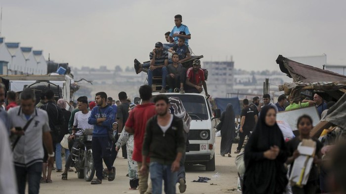 Warga Gaza Berbondong Melarikan Diri dari Rafah Palestinians fleeing from the southern Gaza city of Rafah during an Israeli ground and air offensive in the city on Tuesday, May 28, 2024. (AP Photo/Jehad Alshrafi)