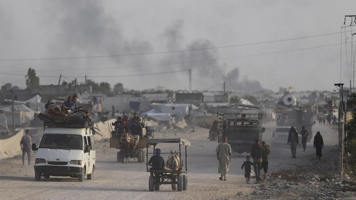 Palestinians fleeing from the southern Gaza city of Rafah during an Israeli ground and air offensive in the city on Tuesday, May 28, 2024. (AP Photo/Jehad Alshrafi)