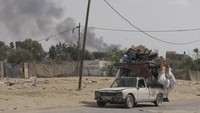 Para pengungsi tersebut ada yang berasal dari Gaza Utara. Wilayah pertama yang menjadi sasaran operasi darat Israel pada akhir Oktober 2023. Mereka kemudian diperintahkan mengungsi ke Gaza tengah dan selatan untuk menghindari serangan. Namun saat sudah berada di selatan, yakni Rafah, mereka diperintahkan pindah lagi oleh militer Zionis. (AP Photo/Jehad Alshrafi)