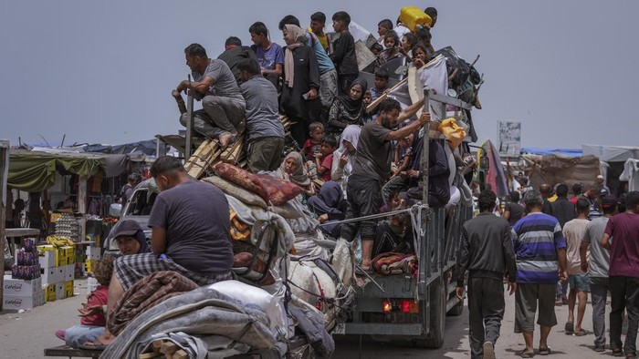 Palestinians fleeing from the southern Gaza city of Rafah during an Israeli ground and air offensive in the city on Tuesday, May 28, 2024. (AP Photo/Abdel Kareem Hana)