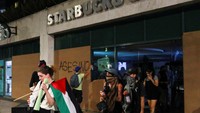 Massa tampak mencoret-coret kantor Starbucks.  
