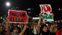 Dalam aksinya, massa membentangkan poster mendukung kemerdekaan Palestina.  