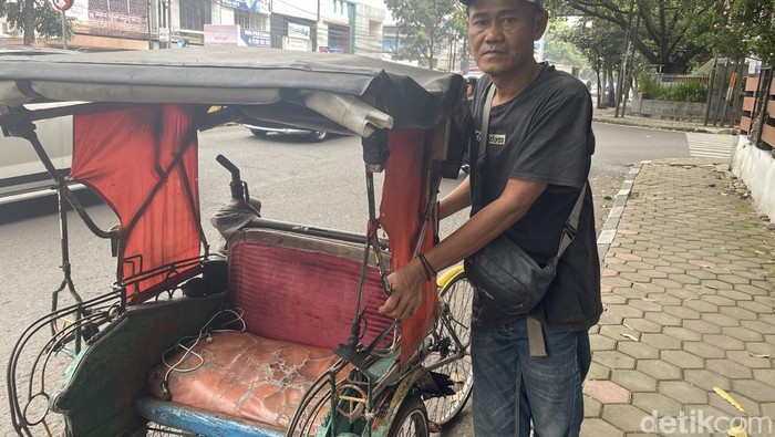Wasim, Tukang Becak Jalan Ahmad Yani Bandung