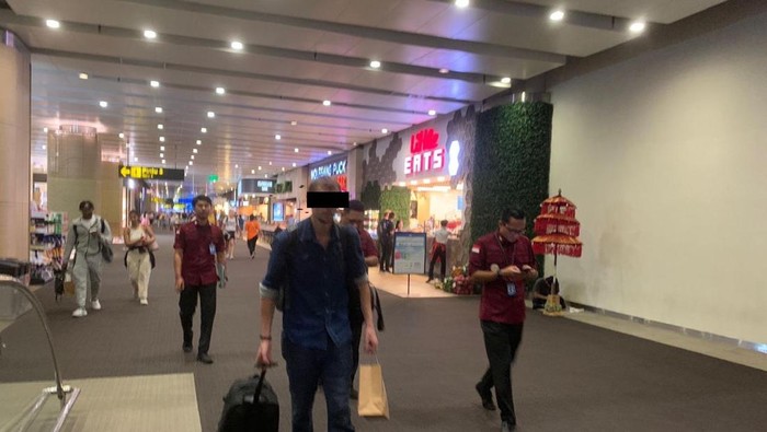 VG diusir dari Bali gegara overstay selama 149 hari, Selasa (28/5/2024). (Dok Humas Kanwil KemenkumHAM Bali).