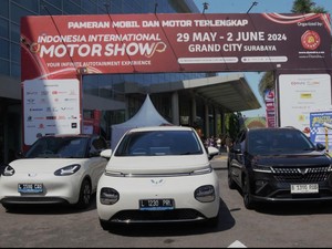 Wuling Cloud EV Pikat Pengunjung IIMS Surabaya 2024