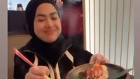 Mengetahui kehamilan sang kakak, Rani pun sangat bahagia. Ia bahkan rela bolak-balik Jakarta-Singapura untuk membawa makanan yang tengah diidamkan Syahrini. Foto: Instagram syh55