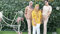 Rani mengelola usaha kuliner Pawon Bu Cetarrr yang terinspirasi masakan sang ibu. Ia pun kerap mempromosikan restoran yang ada di Bogor ini. Foto: Instagram syh55