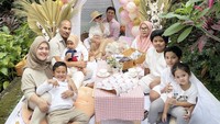 Mengadakan piknik spesial di rumah untuk anak kembarnya, Raja dan Ratu, Rani pun sudah menyiapkan semua dekorasi ciamik. Tak ketinggalan suguhan makanan menarik selera.  Foto: Instagram syh55