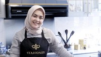 Tahun 2021, Rani memperkenalkan bisnis kulinernya bersama sang kakak, Syahoney. Ia pun berpose di dapur mewah dengan rangkaian produk madu premium tersebut. Foto: Instagram syh55