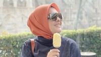 Jalan-jalan di Milan, Italia, Rani pun tak melewatkan cicip es krim. Ia berpose dengan es krim berwarna gold. Foto: Instagram syh55