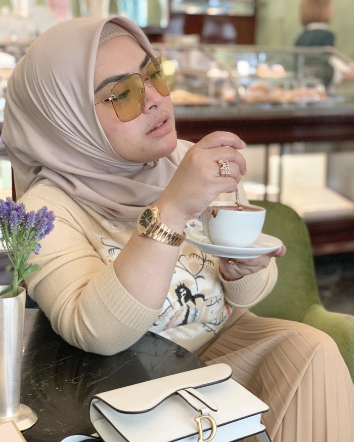 10 Potret Kulineran Mewah Aisyahrani, Adik Princess Syahrini 10 Potret Kulineran Mewah Aisyahrani, Adik Princess Syahrini