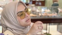 Ngopi sore, tulis Rani di keterangan foto. Secangkir kopi hangat ini dinikmati saat Rani liburan di Milan. Foto: Instagram syh55