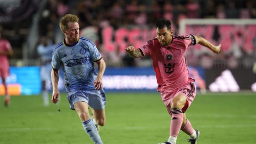 FORT LAUDERDALE, FL - MAY 29: Inter Miami forward Lionel Messi (10) attacks with the ball as Atlanta United midfielder Dax McCarty (13) tires to cut him off in the first half during the game between Atlanta United and Inter Miami CF on Wednesday, May 29, 2024 at Chase Stadium in Fort Lauderdale, Fla. (Photo by Peter Joneleit/Icon Sportswire via Getty Images)