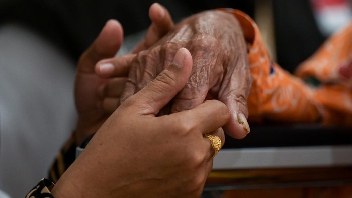 Dokter memeriksa pasien di Klinik Kesehatan Haji Indonesia (KKHI) Makkah, Makkah, Arab Saudi, Selasa (28/5/2024). Fasilitas pelayanan kesehatan bagi jamaah haji Indonesia di Makkah yang dikelola Pusat Kesehatan Haji Kementerian Kesehatan tersebut sejak beroperasi pada 20 Mei 2024 hingga saat ini telah menangani 78 pasien rawat inap dan 137 pasien rawat jalan. ANTARA FOTO/Sigid Kurniawan/Spt.
