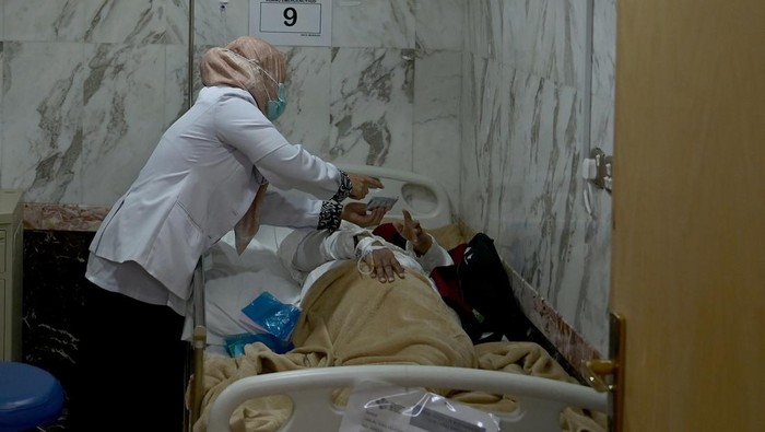 Dokter memeriksa pasien di Klinik Kesehatan Haji Indonesia (KKHI) Makkah, Makkah, Arab Saudi, Selasa (28/5/2024). Fasilitas pelayanan kesehatan bagi jamaah haji Indonesia di Makkah yang dikelola Pusat Kesehatan Haji Kementerian Kesehatan tersebut sejak beroperasi pada 20 Mei 2024 hingga saat ini telah menangani 78 pasien rawat inap dan 137 pasien rawat jalan. ANTARA FOTO/Sigid Kurniawan/Spt.