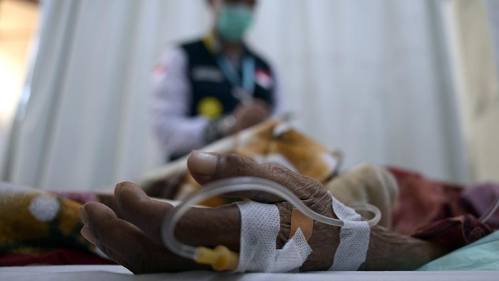 Dokter memeriksa pasien di Klinik Kesehatan Haji Indonesia (KKHI) Makkah, Makkah, Arab Saudi, Selasa (28/5/2024). Fasilitas pelayanan kesehatan bagi jamaah haji Indonesia di Makkah yang dikelola Pusat Kesehatan Haji Kementerian Kesehatan tersebut sejak beroperasi pada 20 Mei 2024 hingga saat ini telah menangani 78 pasien rawat inap dan 137 pasien rawat jalan. ANTARA FOTO/Sigid Kurniawan/Spt.