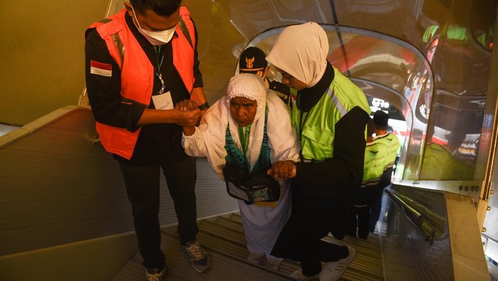 24 Jemaah Haji Indonesia 2024 Meninggal di Tanah Suci Petugas membantu seorang calon haji lansia naik ke pesawat Garuda GA777 di Bandara Internasional Sultan Iskandar Muda, Banda Aceh, Aceh, Rabu (29/5/2024). Sebanyak 393 calon haji kloter pertama embarkasi Aceh mulai diberangkatkan ke tanah suci dalam penyelenggaraan haji tahun 1445H/2024. ANTARA FOTO/Indrianto Eko Suwarso/tom.