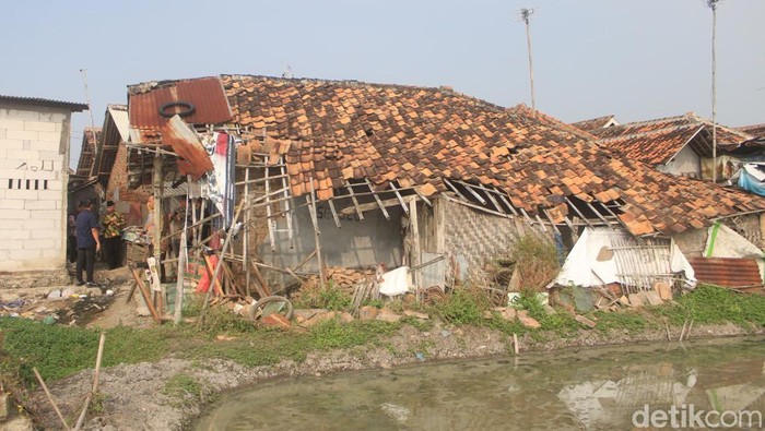 Ada Warga Tinggal di Rumah Mau Ambruk, Pj Kota Serang Fasilitasi Bantuan. (Bahtiar RIfai/detikcom)