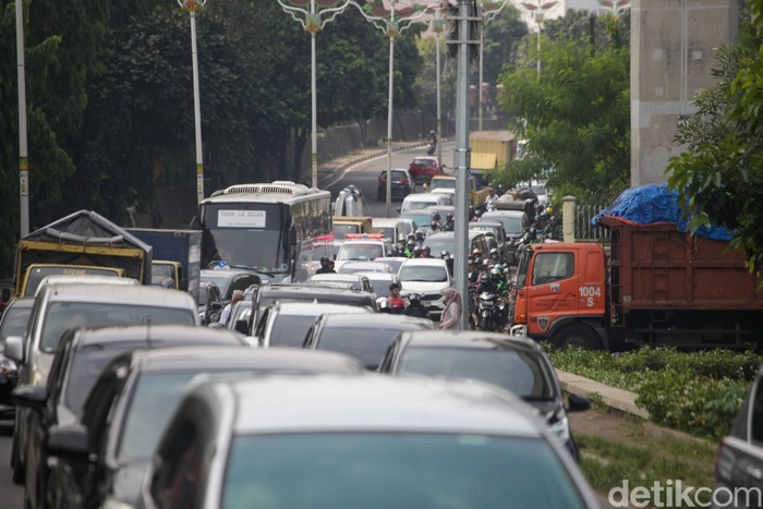 Kemacetan terjadi dari Lebak Bulus, Jakarta, menuju Ciputat, Tangerang Selatan. Kemacetan disebabkan volume kendaraan pada acara wisuda di kampus Universitas Muhammadiyah Jakarta (UMJ).