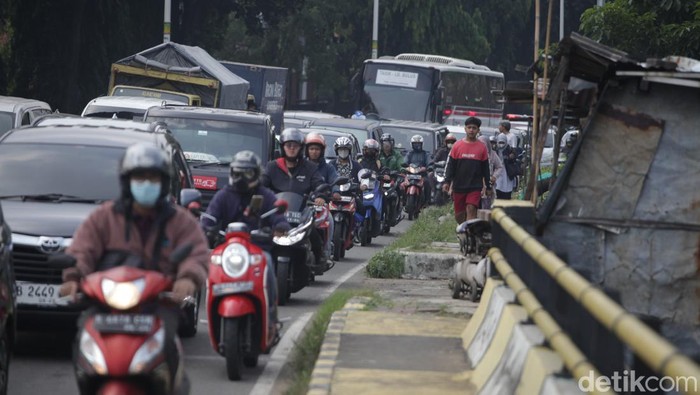 Kemacetan terjadi dari Lebak Bulus, Jakarta, menuju Ciputat, Tangerang Selatan. Kemacetan disebabkan volume kendaraan pada acara wisuda di kampus Universitas Muhammadiyah Jakarta (UMJ).