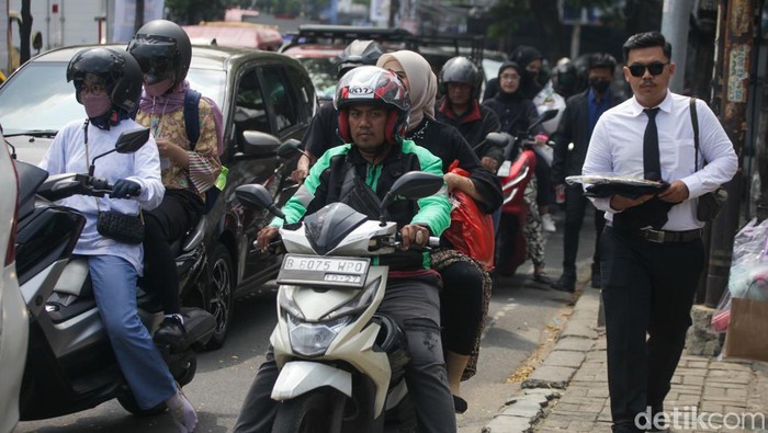 Ada Wisuda Lalin Lebak Bulus Ciputat Macet Parah