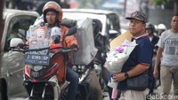 Lalin dari Situ Gintung arah UMJ juga terpantau macet.