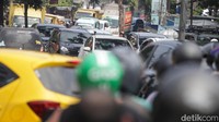 Tampak calon wisudawan bersama keluarga berjalan kaki ke kampus.