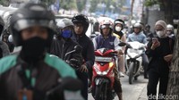Macet dikarenakan meningkatnya volume kendaraan ke acara wisuda.