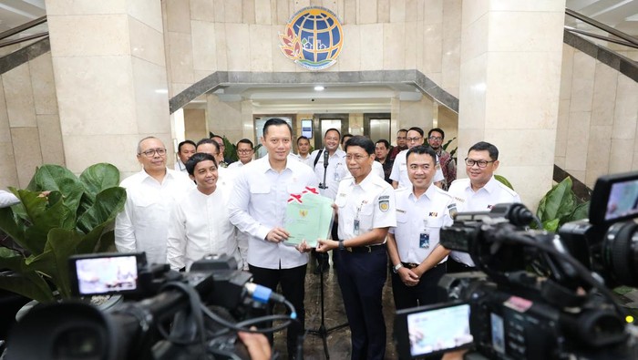 Menteri Agraria dan Tata Ruang/ Kepala Badan Pertanahan Nasional (ATR/BPN) Agus Harimurti Yudhoyono (AHY) menyerahkan dua sertifikat Hak Pengelolaan (HPL) kepada Direktur Utama PT Kereta Api Indonesia (Persero) Didiek Hartantyo.
