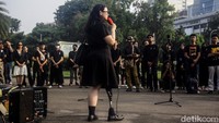 Para aktivis dari Jaringan Solidaritas Korban untuk Keadilan melakukan Aksi Kamisan ke-816 di seberang Istana Merdeka, Jakarta, Kamis (30/5/2024).