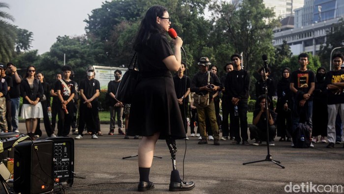 Aktivis Jaringan Solidaritas Korban untuk Keadilan (JSKK) kembali menggelar aksi Kamisan ke-816 di seberang Istana Negara. Begini aksi mereka.
