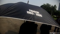 Payung juga dipakai untuk atribut mereka saat aksi.
