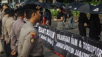Mereka meminta kepada pemerintah menindaklanjuti berkas penyelidikan Komnas HAM dan membentuk pengadilan HAM ad hoc untuk kasus penculikan 1997-1998 dan mengadili para mantan jenderal pelanggar HAM.
