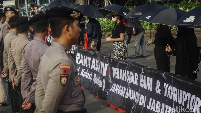 Aksi Kamisan ke-816 Desak Kasus HAM 97-98 Dibawa ke Pengadilan Aktivis Jaringan Solidaritas Korban untuk Keadilan (JSKK) kembali menggelar aksi Kamisan ke-816 di seberang Istana Negara. Begini aksi mereka.