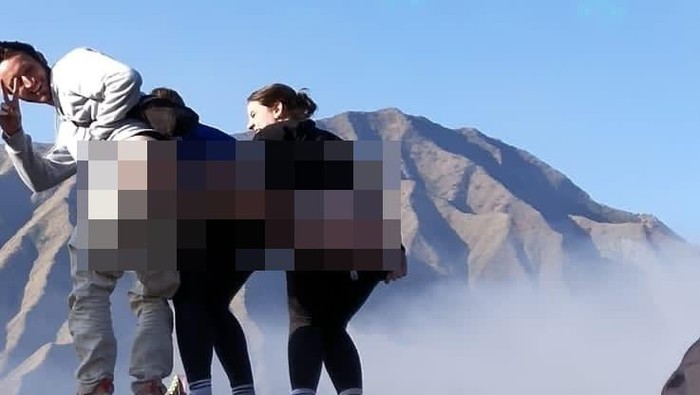 Aksi tak terpuji 3 turis Bromo foto pamer pantat di atas jip.