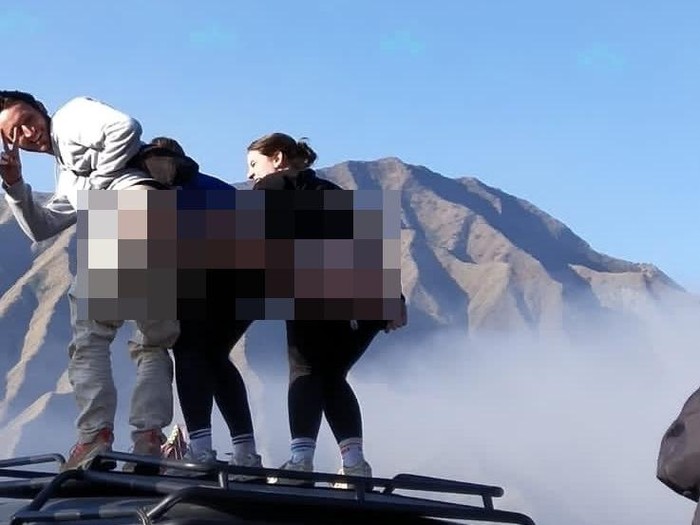 Aksi tak terpuji 3 turis Bromo foto pamer pantat di atas jip.