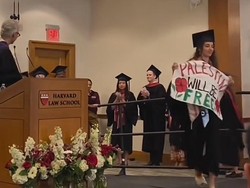 Viral Mahasiswa Fakultas Hukum Harvard Wisuda Bawa Poster Bela Palestina
