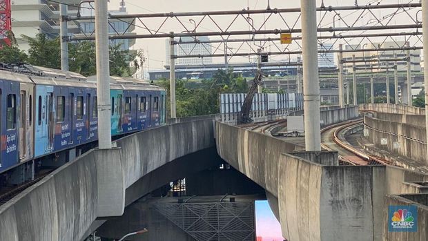 Alat berat dari kegiatan konstruksi di Area Gedung Kejaksaan Agung RI jatuh masuk ke lintasan MRT Jakarta. (Dok: Dwininta)
